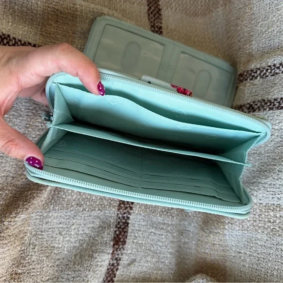 VERA BRADLEY TURNLOCK WALLET - WATER BOUQUET PATTERN - Picture 4 of 5